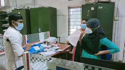 'ഒരു കെട്ട് വെള്ളപേപ്പറും, 20 പേനയും'; ഇതൊരു പഞ്ചായത്ത് പ്രസിഡന്‍റിന്‍റെ പ്രതിഷേധം