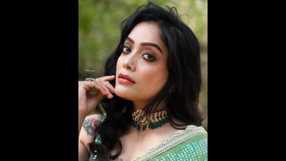 Abhirami Venkatachalam: கொழு கொழு அழகில்... தாவணியை பறக்க விட்டு இடையை காட்டி பந்தாவாக போஸ் கொடுத்த அபிராமி!