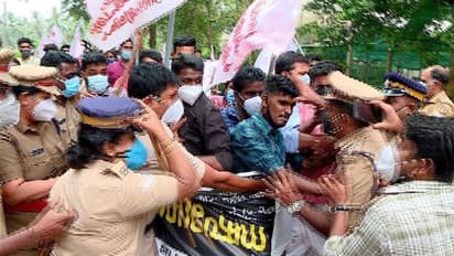 മണ്ണുത്തി സർവകലാശാല വിദ്യാർത്ഥിയുടെ ആത്മഹത്യ കെ എസ് യു പ്രവര്ത്തകരുടെ റാഗിങ്ങ് മൂലമെന്ന് എസ്എഫ്ഐ