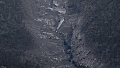 നദിയിലെ ജലത്തിന് കറുപ്പ് നിറം, മത്സ്യങ്ങൾ ചത്തുപൊന്തുന്നു, ദുരന്തഭീതിയിൽ ഈ പ്രദേശവാസികൾ