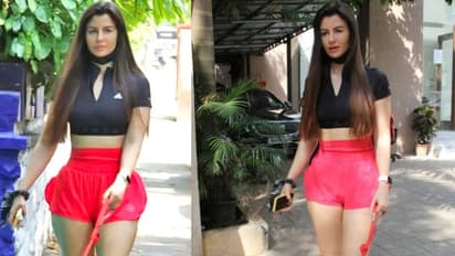 Celebs Spotted:शॉर्ट्स में डॉगी को टहला रही थी Arbaaz Khan की GF, लोग बोले- ये तो Malaika भाभी को टक्कर दे रही