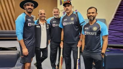 రవిశాస్త్రికి ఊహించని కానుకలిచ్చిన టీమిండియా పాత, కొత్త టీ20 కెప్టెన్లు.. సంతోషంగా పొంగిపోయిన మాజీ కోచ్