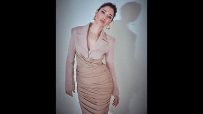 Tamannaah Bhatia: ஸ்கின் கலர் உடையில்... நச்சுனு இருக்கும் ஸ்டக்ச்சர்!! டாப் அங்கிள் போஸில் சூடேற்றிய தமன்னா!