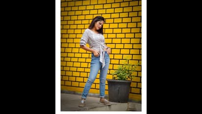 Nandita swetha: ரெய்ன்ல கூட கிளாமர் குறையாமல் போஸ் கொடுத்த குமுதா!! கிராப் டாப்பில் கையை தூக்கி படு ஹாட் போஸ்!