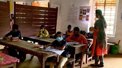 സാരി ഉടുക്കണമെന്ന് നിർബന്ധം പിടിക്കരുത്; അധ്യാപകർക്ക് ഡ്രസ് കോഡില്ലെന്ന് ആവർത്തിച്ച് ഉന്നത വിദ്യാഭ്യാസ വകുപ്പ്