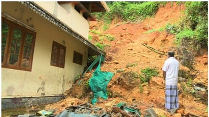 പഞ്ചായത്തിന്റെ ക്രൂരത; വീട്ടിലേക്ക് അടര്ന്നുവീണ മണ്ണ് മാറ്റാന് അനുവദിക്കുന്നില്ല, ദുരിതത്തില് ഒരു കുടുംബം