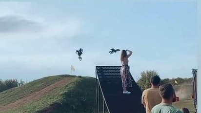 Valimai Movie: பார்த்தாலே கொல நடுங்குது.. இப்படி ஒரு காட்சியில் நடித்தாரா தல அஜித்! 'வலிமை' நியூ BTS போட்டோஸ்!