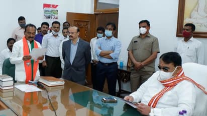 Huzurabad: బిజెపి ఎమ్మెల్యేగా అసెంబ్లీలో అడుగుపెట్టిన ఈటల... స్పీకర్ సమక్షంలో ప్రమాణస్వీకారం