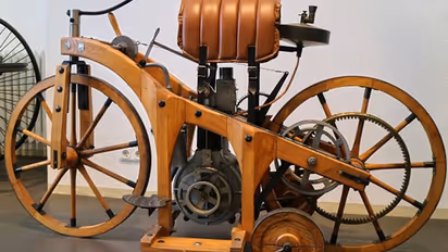 ऐसी दिखती थी दुनिया की पहली मोटरसाइकिल, 116 साल पहले इस खास तकनीक से तैयार की गई थी