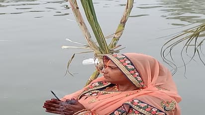 Chhath Puja 2021 : घाटों पर आस्था का सैलाब, डूबते सूर्य को अर्घ्य, अब सूर्योदय का इंतजार, देखें Photos..