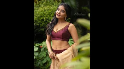 Sakshi Agarwal: ஜாக்கெட்டுக்கு கதவே வச்ச சாக்ஷி அகர்வால்! பாரபச்சம் இல்லாமல் பின்னழகை காட்டிய போட்டோஸ்!