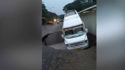 Chennai Flood: சென்னை எம்ஜிஆர் நகரில் திடீர் பள்ளம்.. சிக்கிய டெம்போ வேன்..!