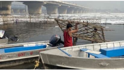 தெர்மகோல் ராஜூவுக்கே டஃப்..? டெல்லி யமுனா ஆற்றில் நுரையை அப்புறப்படுத்த இப்படியா பண்ணுவீங்க.!