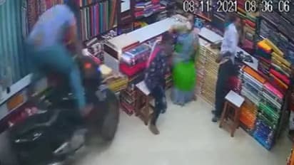ബൈക്ക് തുണിക്കടയിലേക്ക് ഇടിച്ചുകയറി; പിന്നെ സംഭവിച്ചത് -വീഡിയോ