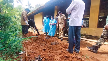 വിഷം കൊടുത്ത് കൊന്നുവെന്ന് പരാതി; മറവുചെയ്ത നായ്ക്കളുടെ ജഡങ്ങള് പുറത്തെടുത്തു