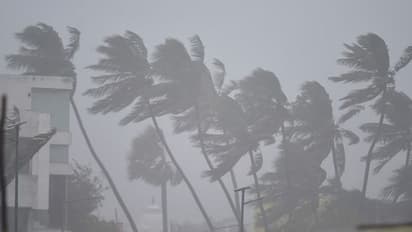 Chennai Floods: ஆண்டவா சென்னை என்ன கதி ஆகப்போகுதோ.. போக்குவரத்து நிறுத்தம்.. 16 சுரங்கபாதைகள் மூடல்..