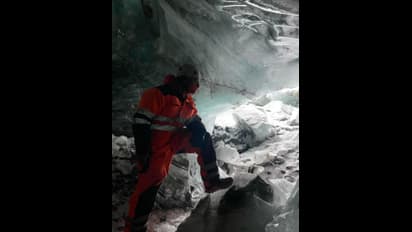 Dev Iceland Trip- ১০০০ বছরের পুরোনো বরফ গুহায় পোজ, আইসল্যান্ড থেকে একাধিক ফ্রেমে দেবদর্শণ