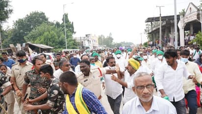 Amaravati Maha Padayatra: ప్రకాశం జిల్లాలో ఉద్రిక్తత... రైతులపై పోలీసుల లాఠీచార్జ్ (ఫోటోలు)