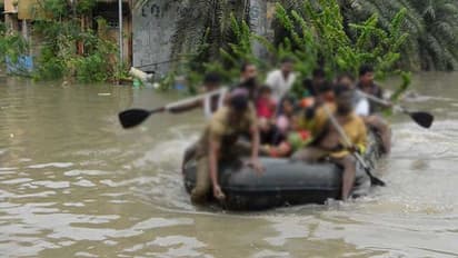இடுப்பளவில் வீட்டை சூழ்ந்த வெள்ளம்.. பிரசவித்த தாயையும், சேயையும் சாமர்த்தியமாக மீட்ட பேரிடர் மீட்புக்குழு..!