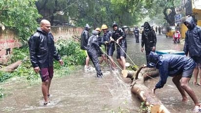 Chennai Floods: மீட்புப் பணியில் களமிறங்கிய போலீஸார்.. மாநகராட்சி நிர்வாகத்துக்கு தோள் கொடுத்து அசத்தல்.!