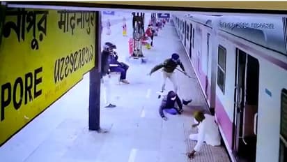 Train passenger: চলন্ত ট্রেনে উঠতে গিয়ে পা ফসকে প্ল্যাটফর্মে, আরপিএফের তৎপরতায় বাঁচলেন বৃদ্ধ