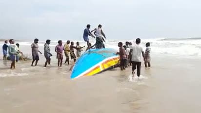 అల్పపీడనం ఎఫెక్ట్: సముద్రంలో బోల్తాపడ్డ బోటు.. ఈదుకుంటూ ఒడ్డుకు చేరిన మత్స్యకారులు