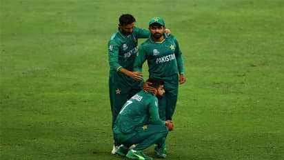 T20 World Cup 2021: AUS के खिलाफ हार के बाद सोशल मीडिया पर भारतीय फैंस कर रहे PAK टीम की खिंचाई