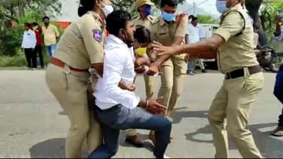 సిరిసిల్లలో ఉద్రిక్తత... బారికేడ్లను లాగేసి, పోలీసులను తోసుకుంటూ... కేటీఆర్ ఇలాకాలో బిజెపి ఆందోళన (వీడియో)