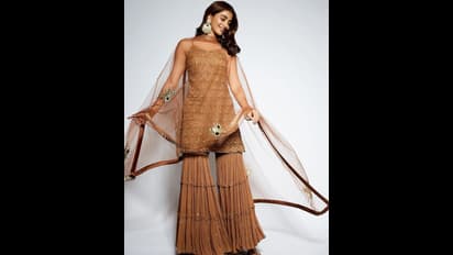 Pooja Hegde: கொசுவலை போன்ற தாவணியில்... வெள்ளை நிற ரோஜா போல் மின்னும் 'பீஸ்ட்' பட நாயகி பூஜா ஹெக்டே!!