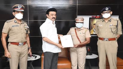 பெண் காவல் ஆய்வாளரின் செயலுக்கு குவியும் பாராட்டு… முதல்வர், டிஜிபி உட்பட பலரும் வாழ்த்து!! | CMStalin