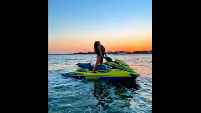 Janhvi Kapoor- বিকিনিতে জলকেলি, ছুটির মেজাজে ভাইরাল শ্রীকন্যা জাহ্নবী