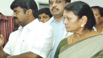 AIADMK: பண மோசடி வழக்கு.. கைதுக்கு பயந்து கணவரோடு தலைமறைவான அதிமுக முன்னாள் அமைச்சர்..!