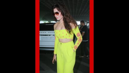 Urvashi Rautela : ঠিকরে বেরোচ্ছে সুডৌল স্তনযুগল, শরীরী উষ্ণতায় ছক্কা হাঁকালেন উর্বশী