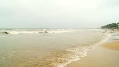 బీచ్ లో విషాదం.. లైఫ్ గార్డులు హెచ్చరిస్తున్నా పట్టించుకోకుండా సముద్రంలోకి దూకిన నలుగురు బాలురు మృతి..