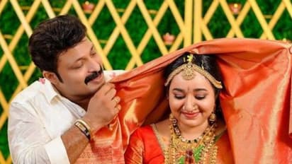 38 வயதில் நடிகரை காதலித்து திருமணம் செய்து கொண்ட விஜய் டிவி சீரியல் நடிகை சந்திரா! வைரலாகும் வெட்டிங் போட்டோஸ்