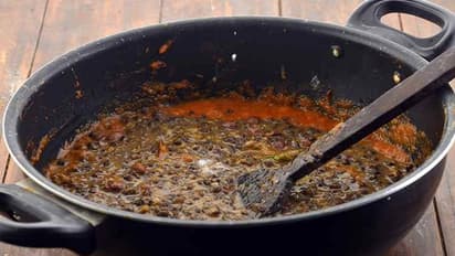 ಈ Kitchen Hacks ಟ್ರೈ ಮಾಡಿ ನಿಮಿಷದಲ್ಲಿ ಸುಟ್ಟ ಪಾತ್ರೆ ಹೊಳೆಯುವಂತೆ ಮಾಡಿ