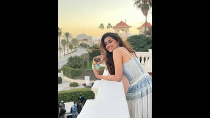 Keerthy Suresh: இதுவரை காட்டாத தூக்கலான கிளாமர்! நைட் ட்ரெஸ்ஸோடு கண்ணடித்து கிக் ஏற்றும் கீர்த்தி சுரேஷ்!