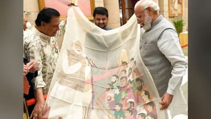 Modi Special Gift-প্রধানমন্ত্রীকে বিশেষ উপহার পদ্মশ্রীপ্রাপ্ত তাঁতশিল্পী বীরেনের, উপহার পেয়ে সম্মোহিত মোদী