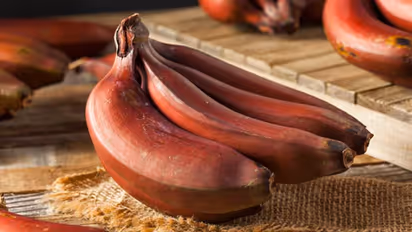 Red Banana Benefits: क्या कभी देखें हैं लाल रंग के केले, वजन घटाने से लेकर सिगरेट छुड़ाने तक में होता है कारगर