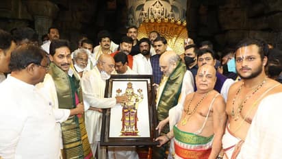 పట్టు పంచె, నుదుట తిలకం... అచ్చతెలుగు వస్త్రధారణలో అమిత్ షా... శ్రీవారి ధర్శనం (ఫోటోలు)