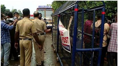 Kerala rains| കളമശ്ശേരിയിൽ ലോറി നിർത്തി ഇറങ്ങി, മണ്ണിടിഞ്ഞ് വീണ് ഡ്രൈവർ മരിച്ചു