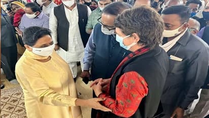 Mayawati का दुख बांटने उनके घर पहुंची Priyanka Gandhi , मां के निधन पर दी श्रद्धांजलि