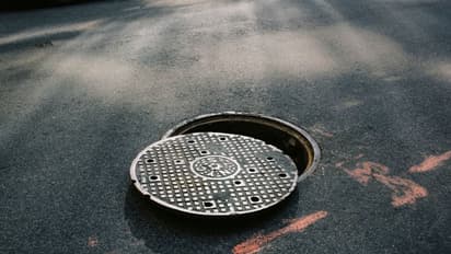 Manhole death- ম্যানহোল যেন মরণফাঁদ, চোরাই মার্কেটে কেন চাহিদা বাড়ছে ম্যানহোলের ঢাকনার