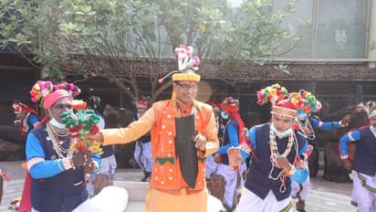 PM Modi के स्वागत के एक दिन पहले आदिवासी रंग में रंगे सीएम शिवराज, जमकर झूमे..लोग बोले- मामा तो गजब कर दियो