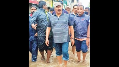 Chennai Floods | ஜெயக்குமார் அண்ணன் தான் சாப்பாடு போடுறார்...! திமுக காரங்க எட்டிக் கூட பாக்கல வைரல் வீடியோ