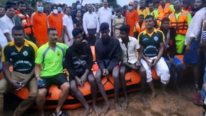 Tamilnadu floods பாலாற்றில் அடித்துச் செல்லப்பட்ட 7 இளைஞர்கள். மரத்தை பிடித்து தொங்கியவர்கள் பத்திரமாக மீட்பு!