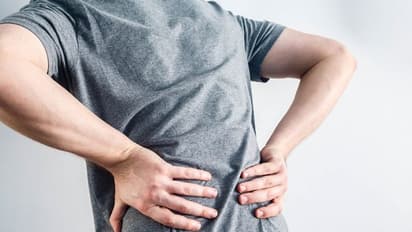 പുകവലിയും നടുവേദനയും  തമ്മിൽ ബന്ധം? അറിയേണ്ട ചിലത്...