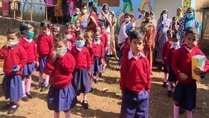 Guinness World Record: हैदराबाद में 30000 जोड़ी जूते एक लाइन में दान के लिए रखकर रचा गया इतिहास