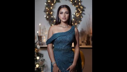 Amala Paul: ஒரு பக்கம் கழண்டு விழும் ஆடை.. ரொம்ப ஓப்பனாக கால் அழகை காட்டி விதவிதமாக கொடுத்த வெட்டிங் தீம் போஸ்