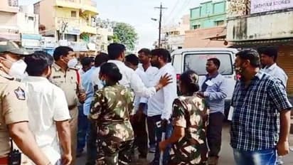 Kuppam Municipal Election: కుప్పంలో దొంగఓట్ల కలకలం... రెడ్ హ్యాండెడ్ గా పట్టుబడ్డ కడప యువకులు